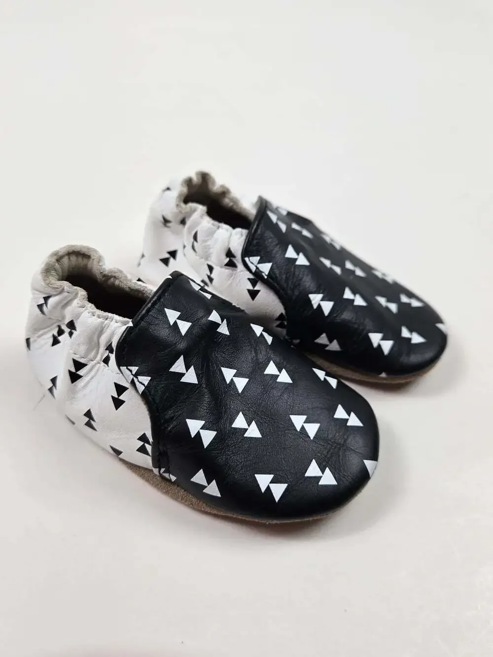 Robeez Baby Soft Sole Leather Crib Shoes 0-6 Months Black White Triangle Print